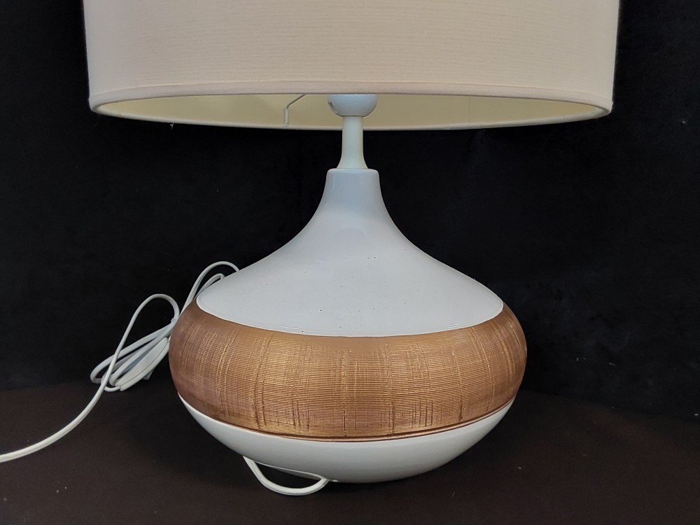 LAMPE DE SALON BLANCHE ET DORÉE ABAT-JOUR BLANC HAUT 48CM