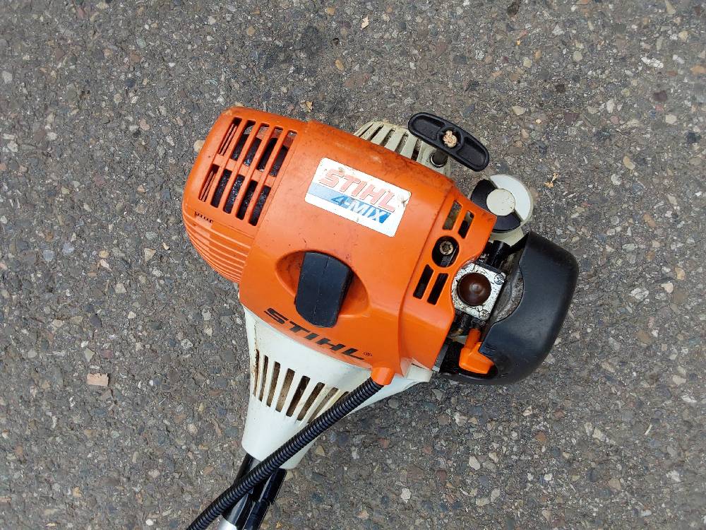 DEBROUSSAILLEUSE THERMIQUE AVEC HARNAIS MARQUE STIHL