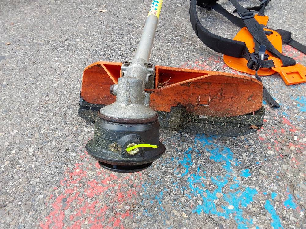 DEBROUSSAILLEUSE THERMIQUE AVEC HARNAIS MARQUE STIHL