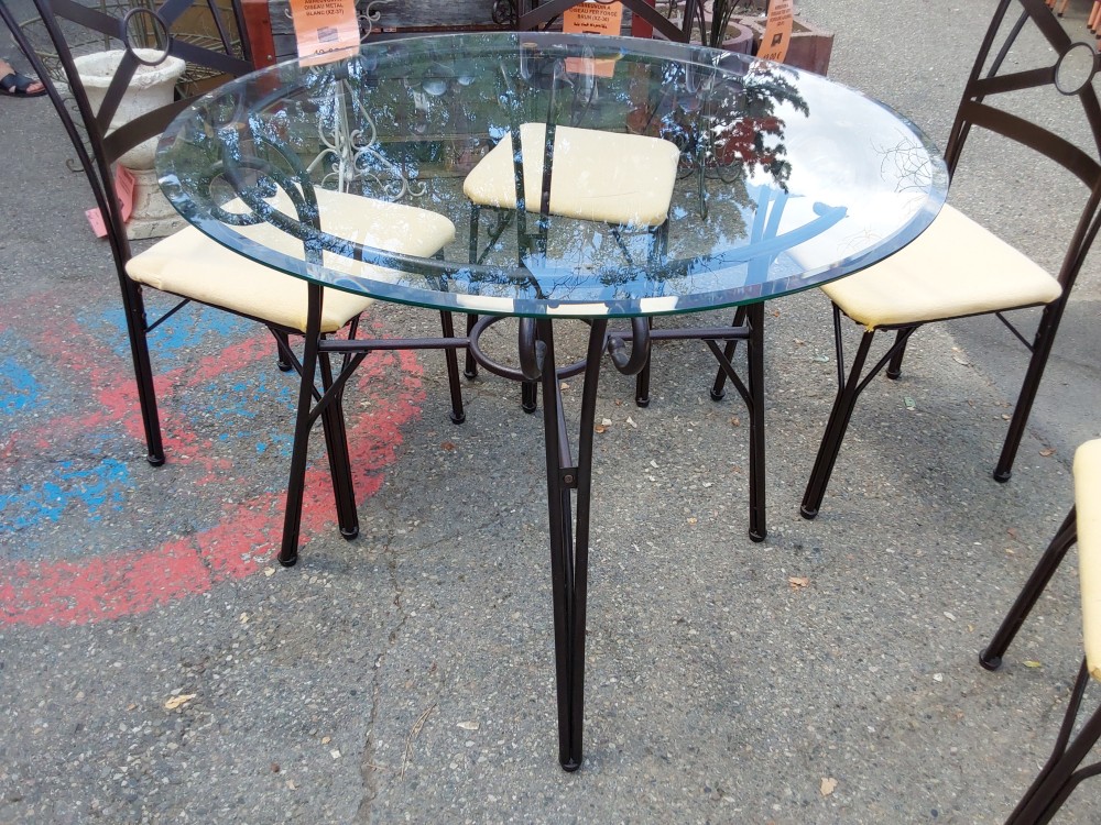 TABLE PIEDS FER FORGE PLATEAU VERRE + 4 CHAISES FER FORGÉ