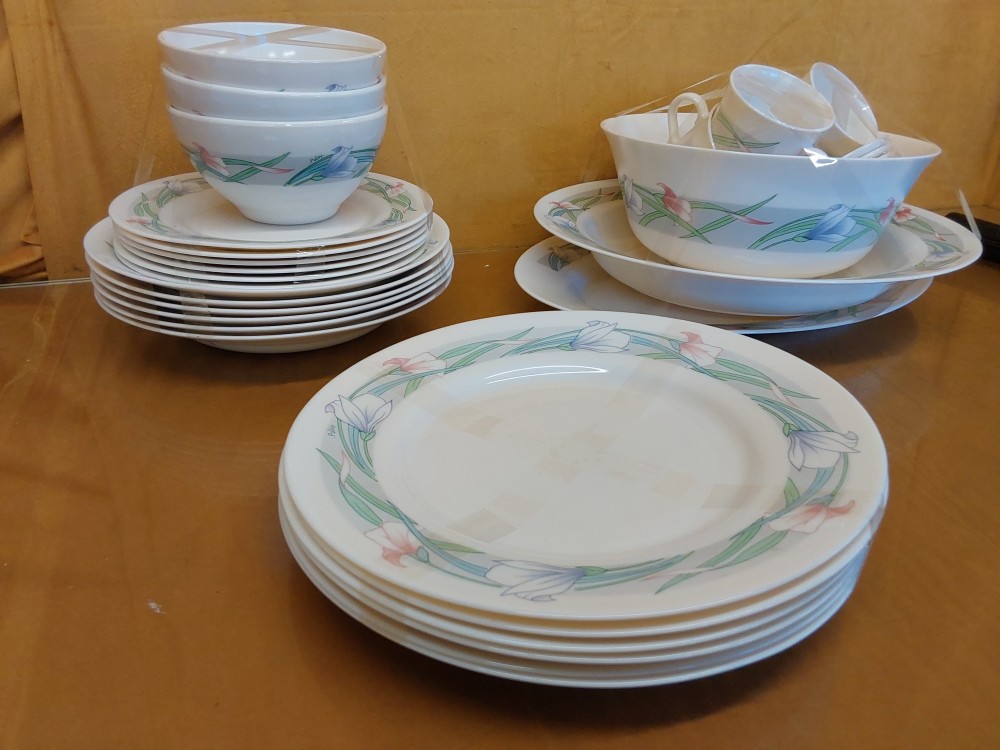 SERVICE DE TABLE ARCOPAL A COMPLETER + 6 TASSES A CAFE