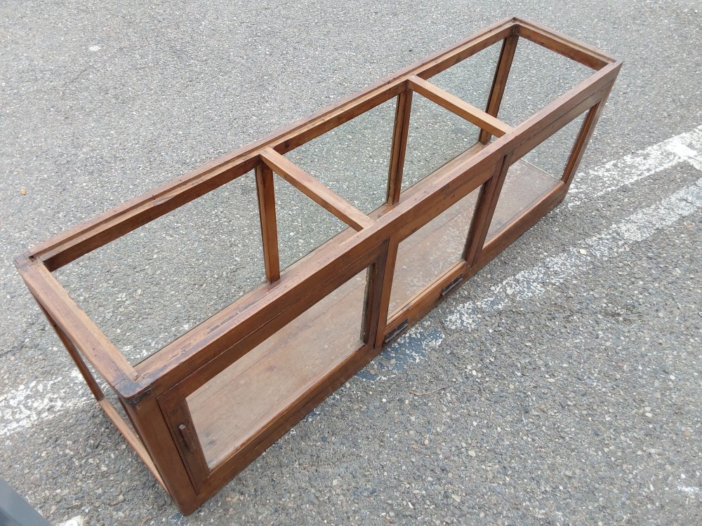 VITRINE DE PRÉSENTATION EN BOIS ET VERRE