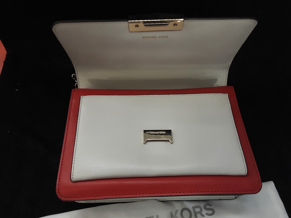 SAC A MAIN RIGIDE A BANDOULIERE CHAINE MICHAEL KORS BLANC ROSE ET ROUGE