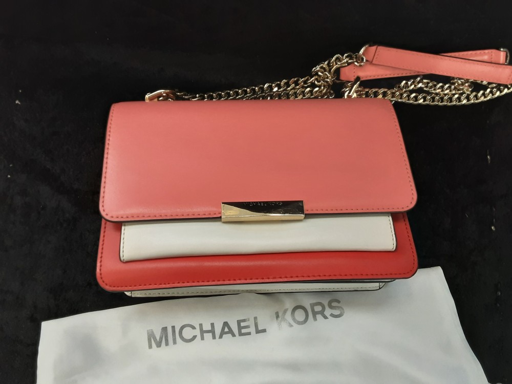 SAC A MAIN RIGIDE A BANDOULIERE CHAINE MICHAEL KORS BLANC ROSE ET ROUGE
