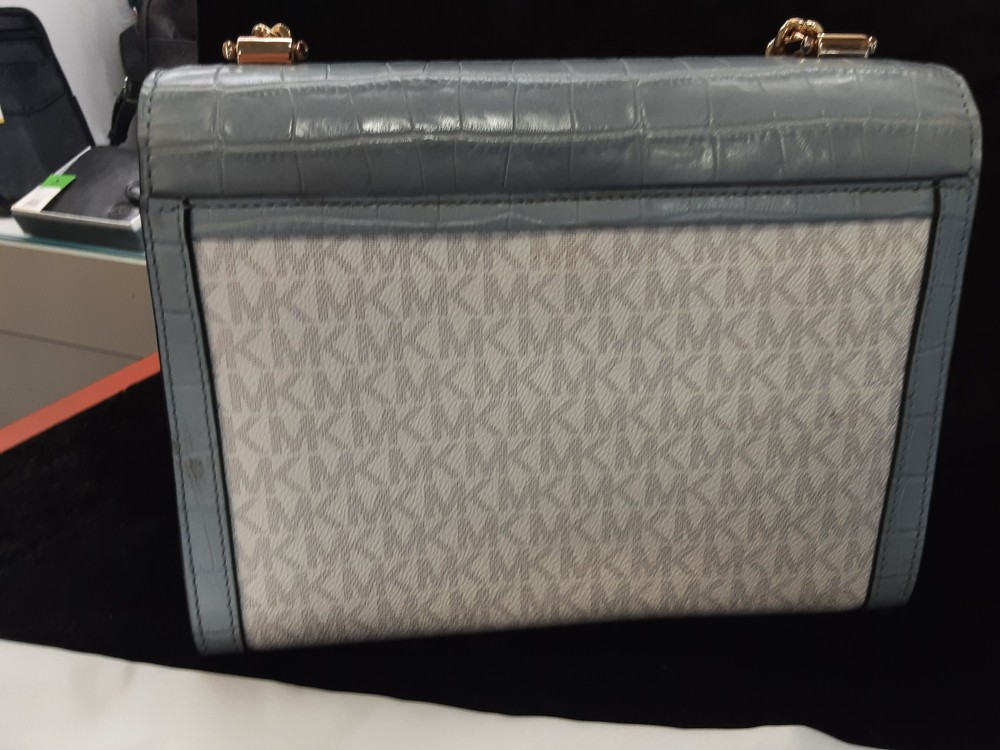 SAC A MAIN RIGIDE A BANDOULIERE CHAINE MICHAEL KORS BLANC ET BLEU CIEL