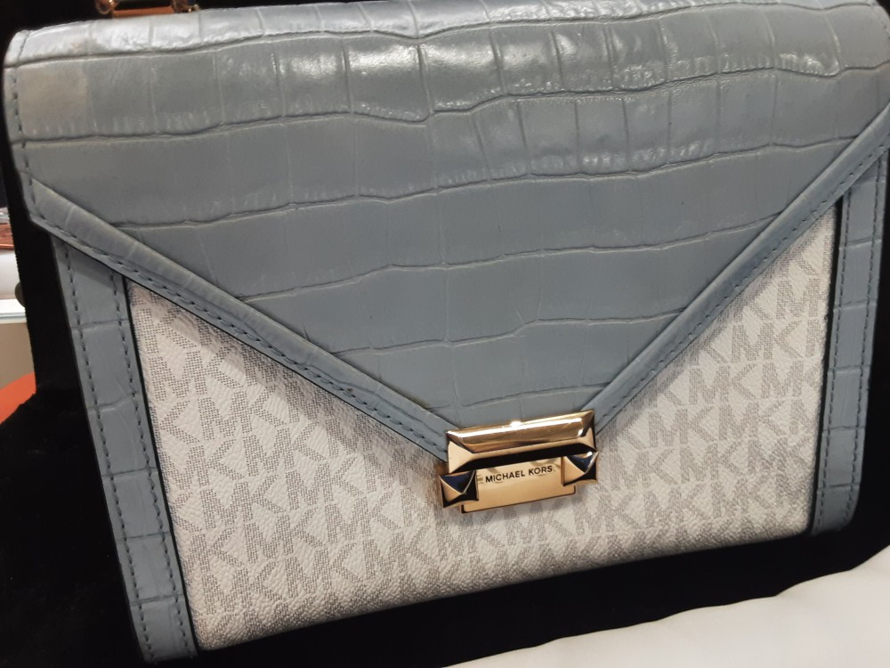 SAC A MAIN RIGIDE A BANDOULIERE CHAINE MICHAEL KORS BLANC ET BLEU CIEL