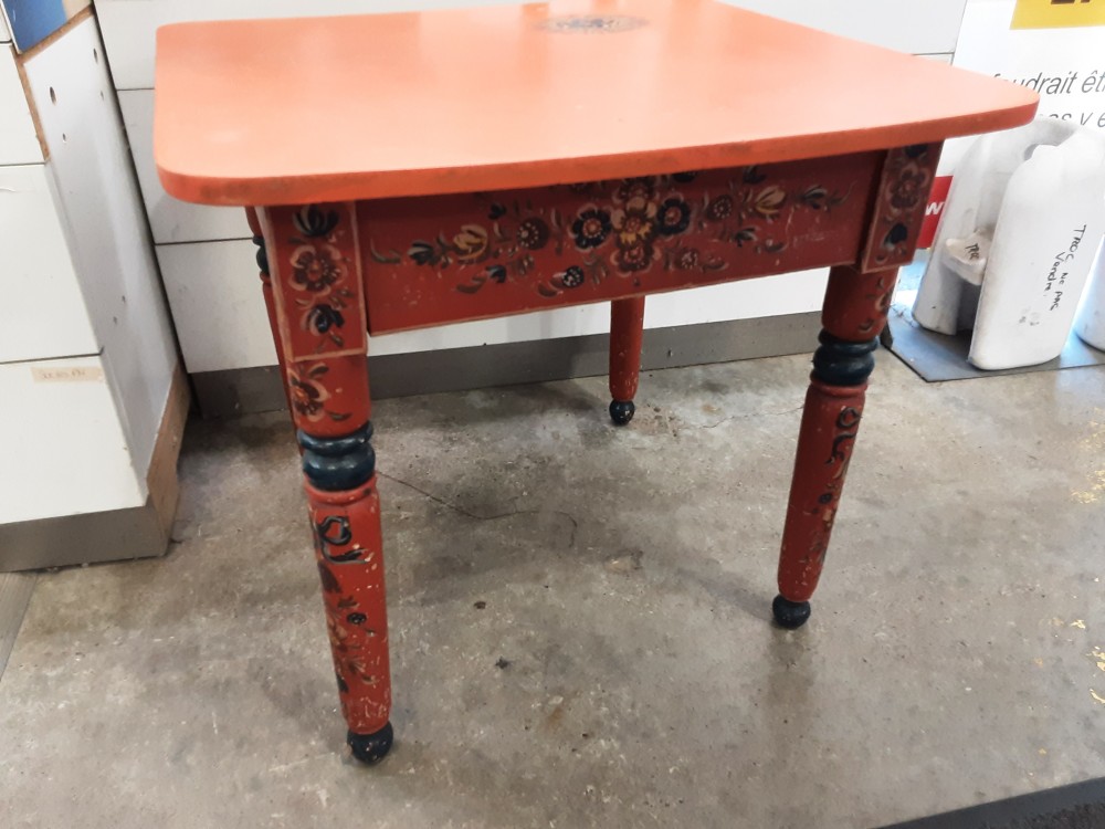 TABLE BASSE CARREE ORANGE MOTIF FLEURS