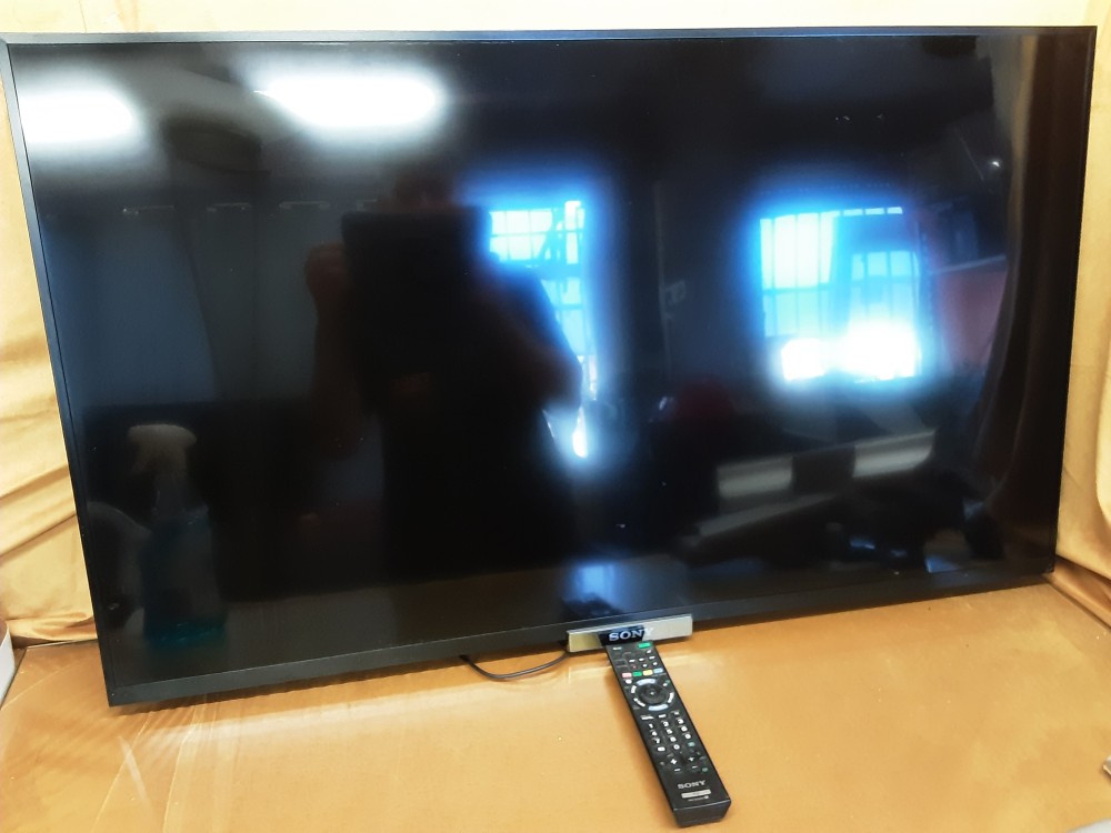 TELEVISEUR SONY MURAL 106CM AVEC ACCROCHE MURALE + TC