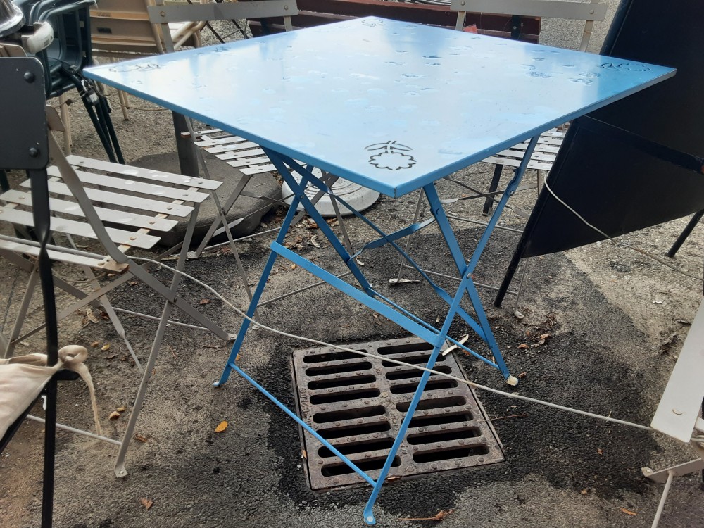 TABLE CARRÉE D’EXTERIEUR BLEUE MOTIFS FLEURS AJOURÉES