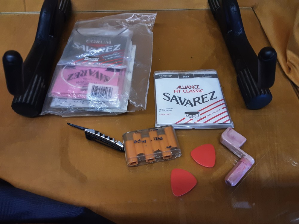GUITARE RITMO AVEC HOUSSE, SUPPORT ET DIVERS ACCESSOIRES