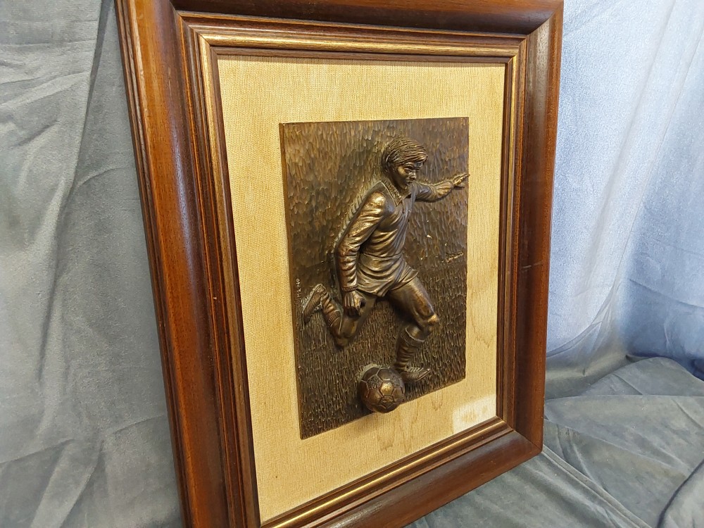 TABLEAU CADRE BOIS FOOTBALLEUR EN RELIEF