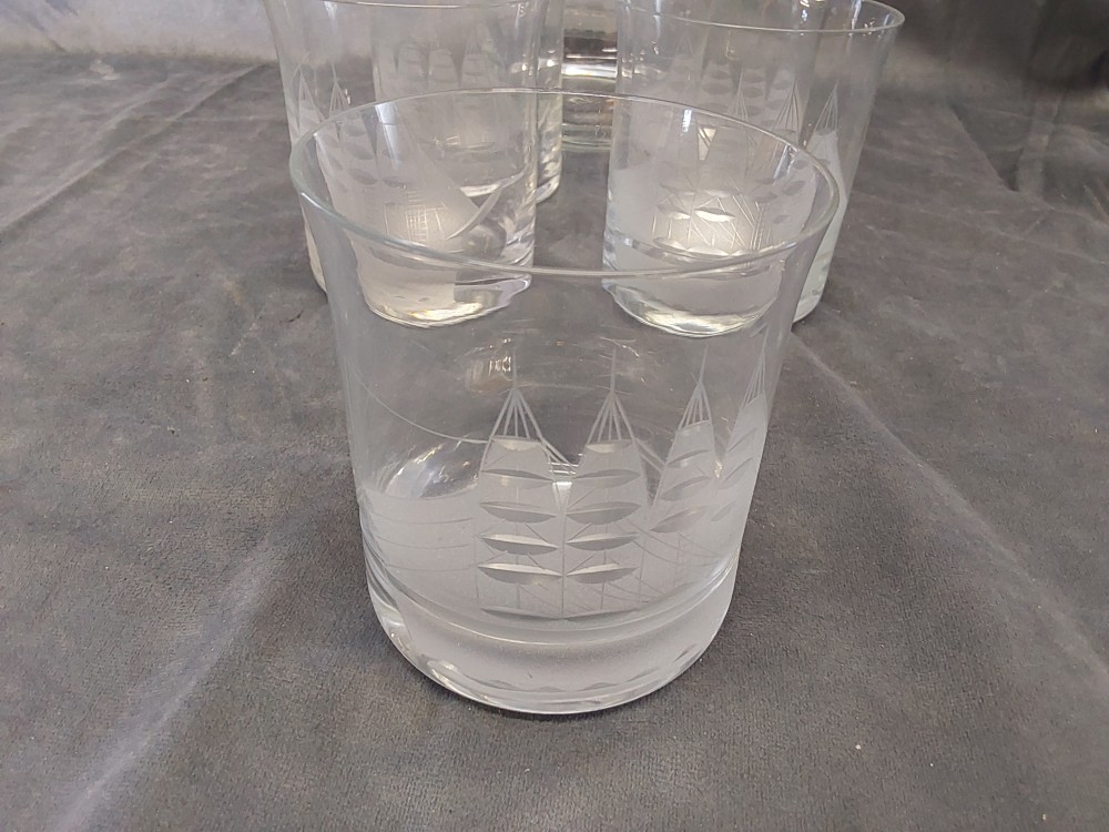 SERVICE A WHISKY MOTIF BATEAU CARAFE + 5 VERRES