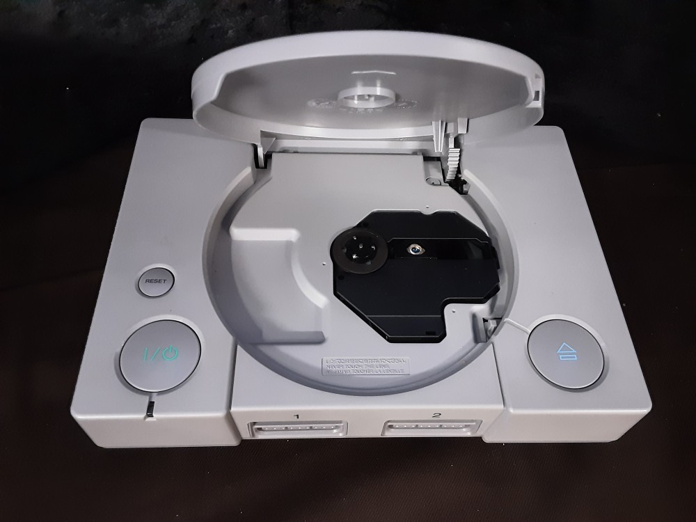 CONSOLE PS1 AVEC 2 MANETTES ET CABLES