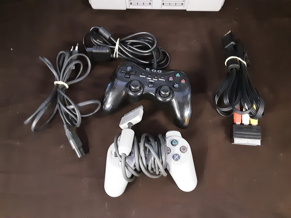 CONSOLE PS1 AVEC 2 MANETTES ET CABLES