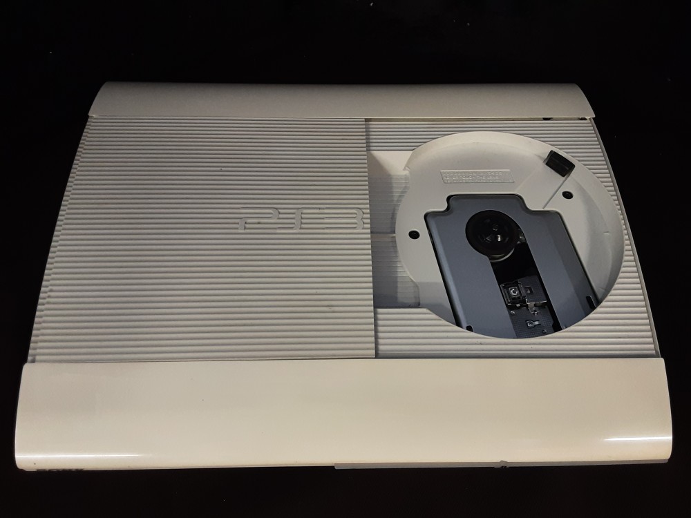 CONSOLE PS3 BLANCHE AVEC 2 MANETTES ET CABLES
