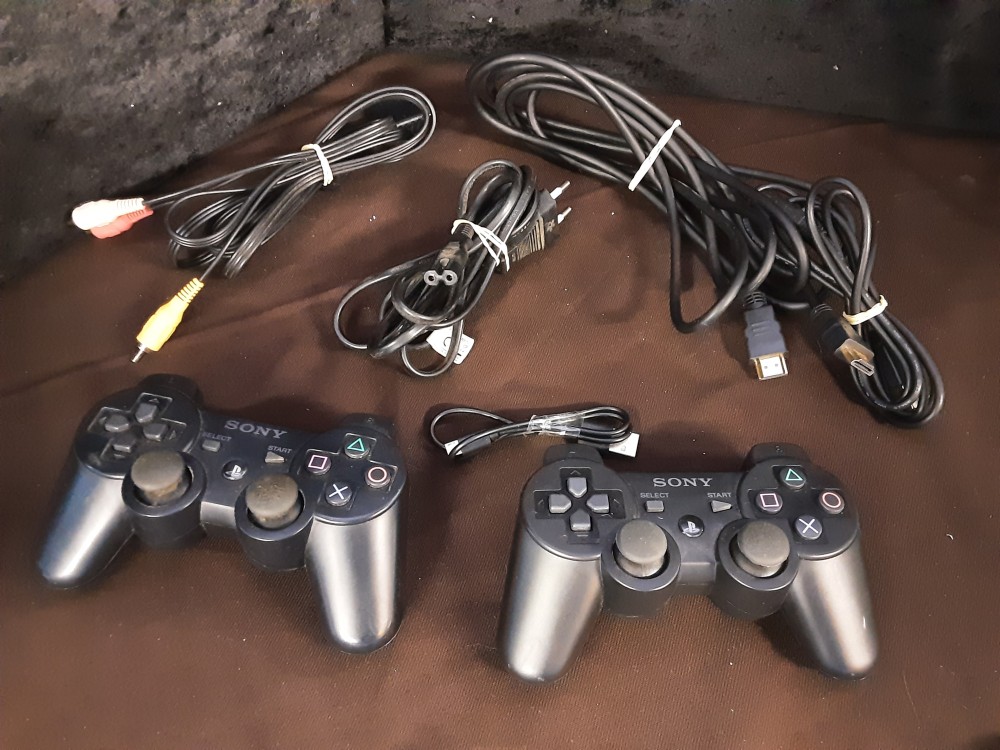 CONSOLE PS3 BLANCHE AVEC 2 MANETTES ET CABLES