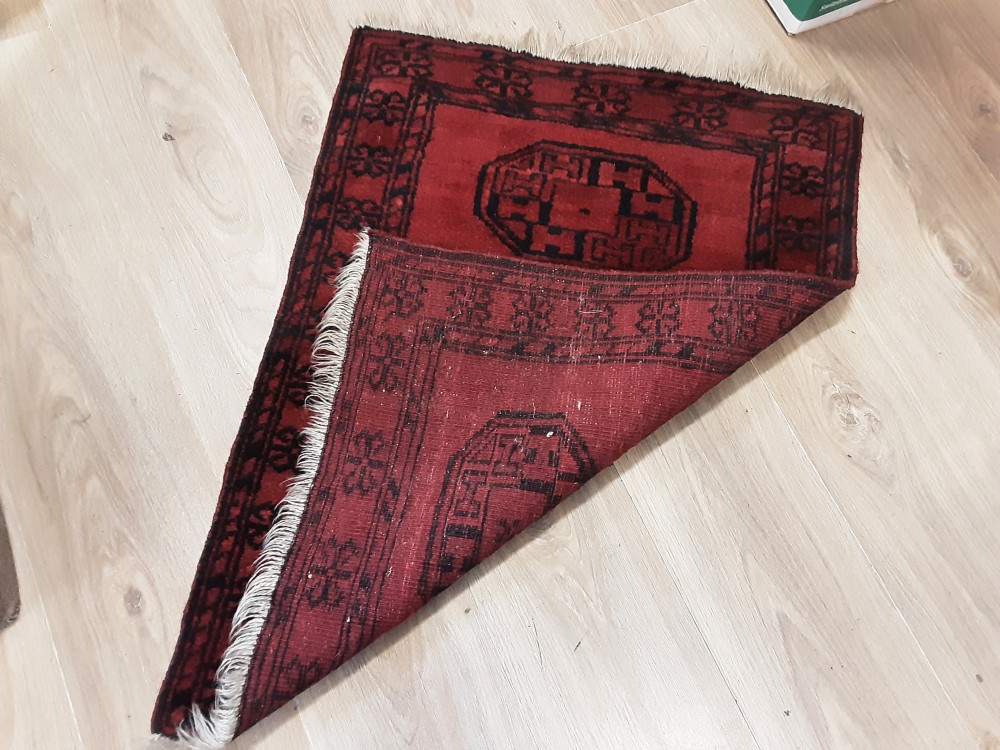 TAPIS FAIT MAIN ROUGE MOTIFS NOIR