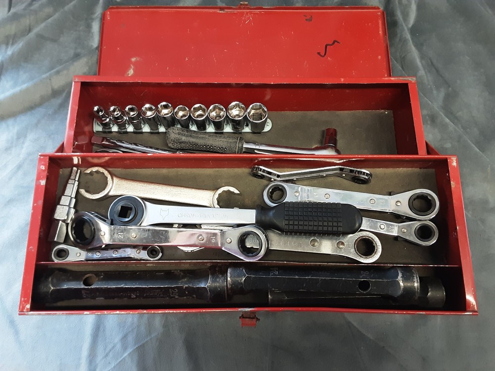 CAISSE ROUGE AVEC DIVERS OUTILS