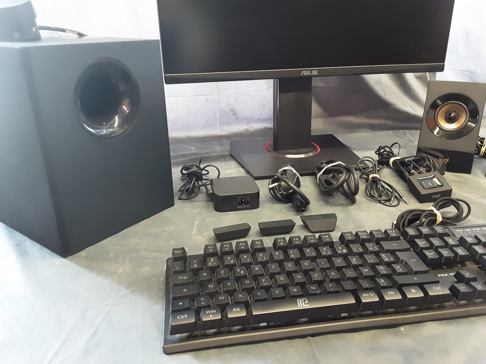 ECRAN GALBE POUR ORDINATEUR + CLAVIER + CAISSON ET HP LOGI