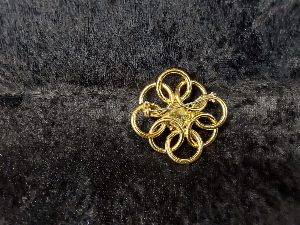BROCHE FLEUR DOREE ET STRASS VERT