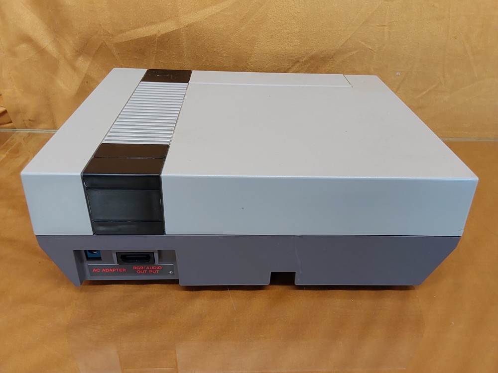 CONSOLE NES AVEC MANETTES ET CABLES