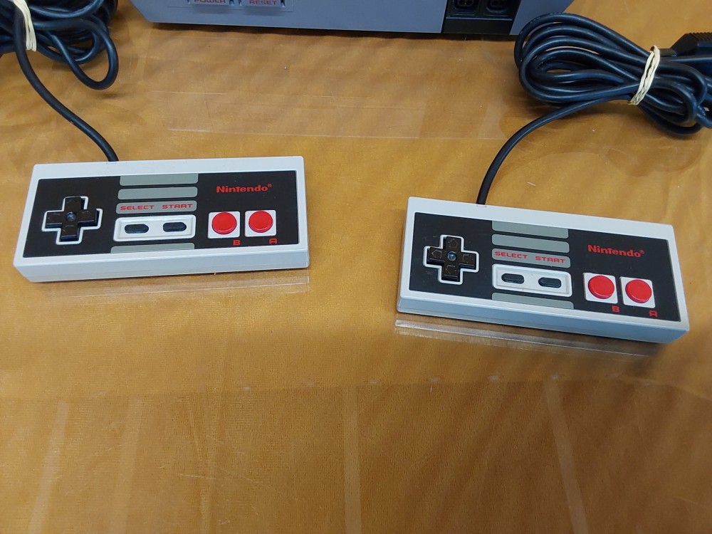 CONSOLE NES AVEC MANETTES ET CABLES