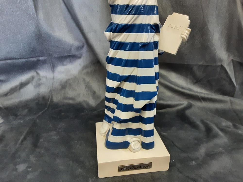 STATUE DE LA LIBERTÉ EN RESINE BLANCHE ET BLEUE HAUT 41CM