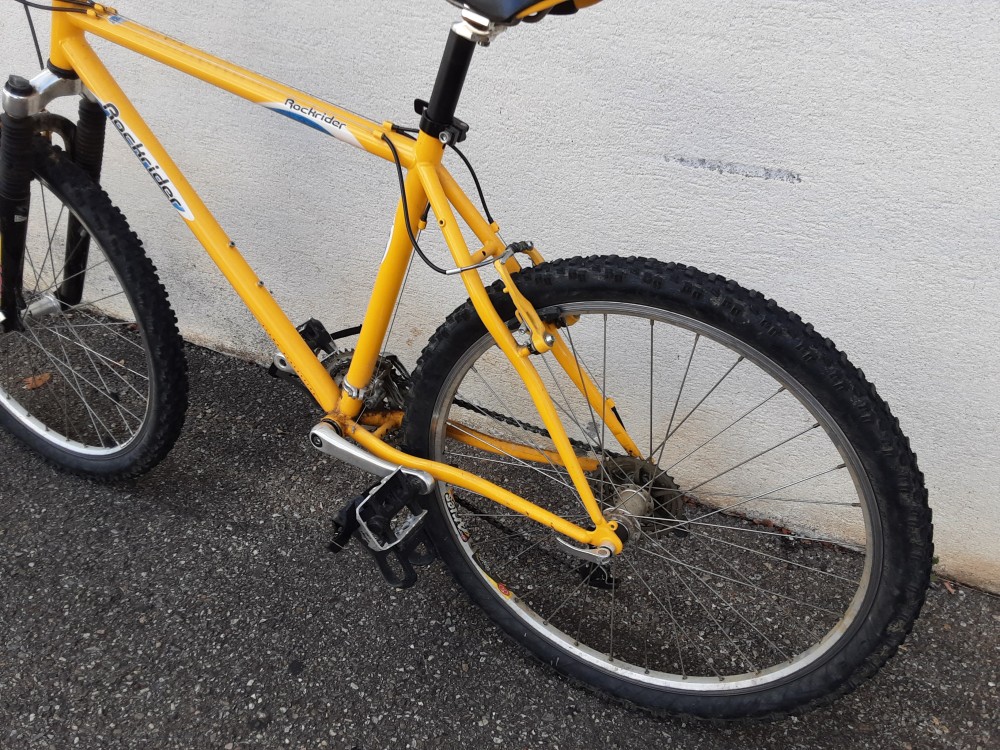 VTT ROCKRIDER DECATHLON JAUNE 26 POUCES FOURCHES SUSPENDUES RST