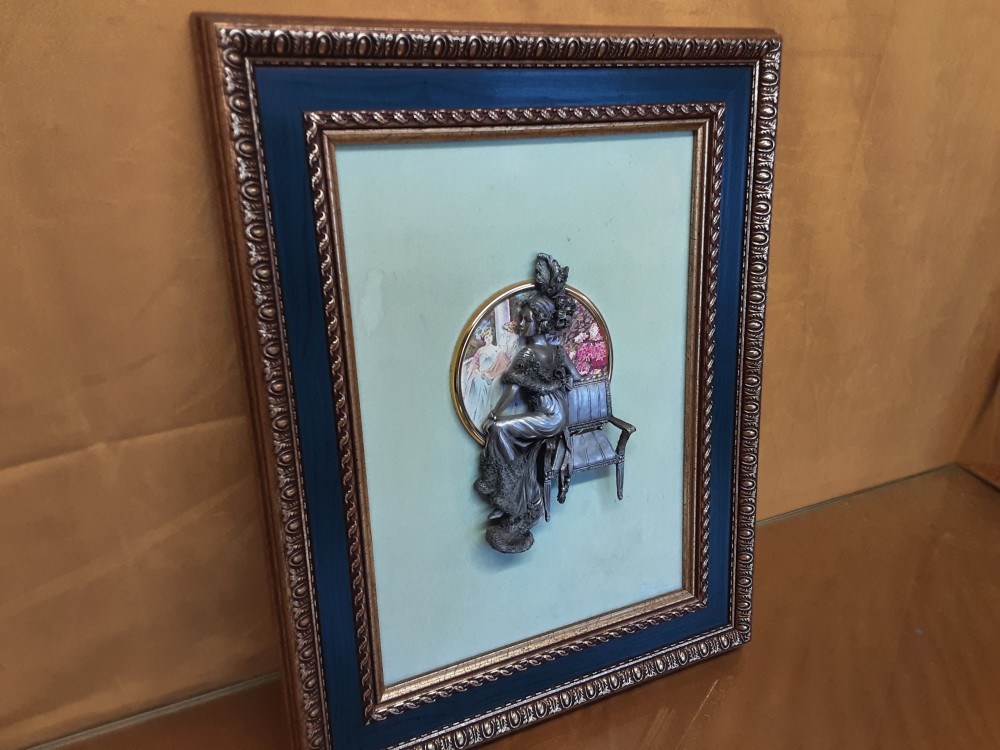 TABLEAU CADRE DORÉ FEMME ET CHAISE ETAIN EN RELIEF