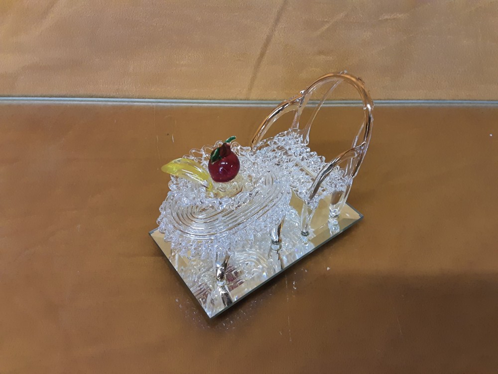 MINIATURE TABLE, CHAISE ET CORBEILLE DE FRUITS EN CRISTAL