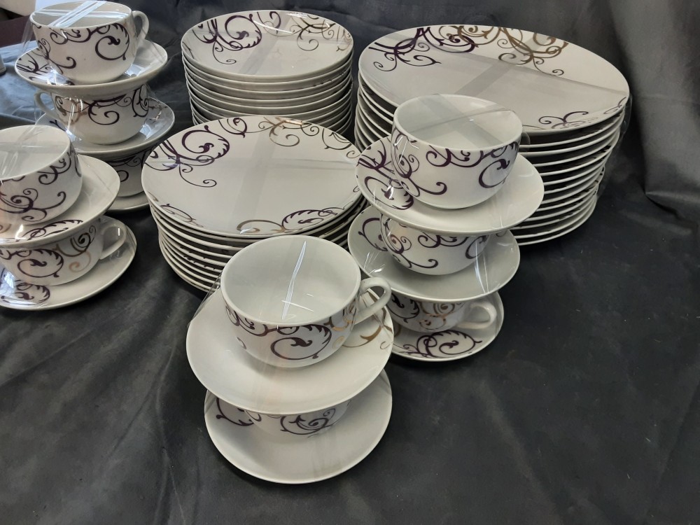 SERVICE DE TABLE BLANC MOTIF DORÉ ET VIOLET