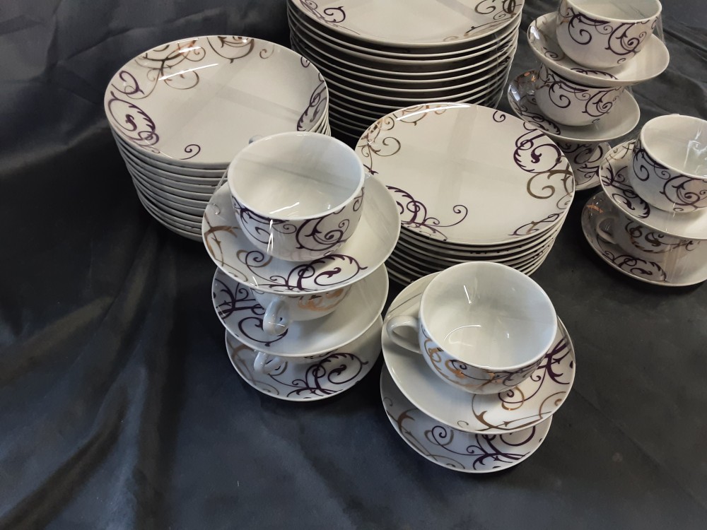 SERVICE DE TABLE BLANC MOTIF DORÉ ET VIOLET