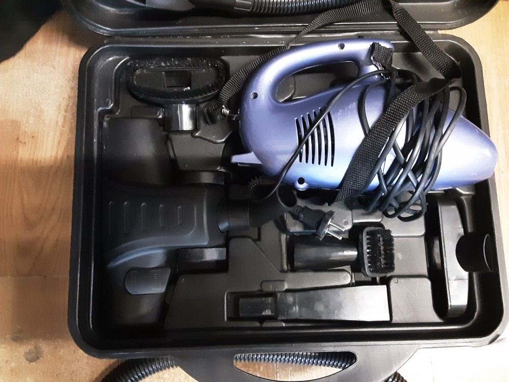 ASPIRATEUR DE VOITURE AVEC ACCESSOIRES DANS MALETTE