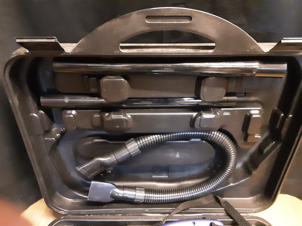 ASPIRATEUR DE VOITURE AVEC ACCESSOIRES DANS MALETTE