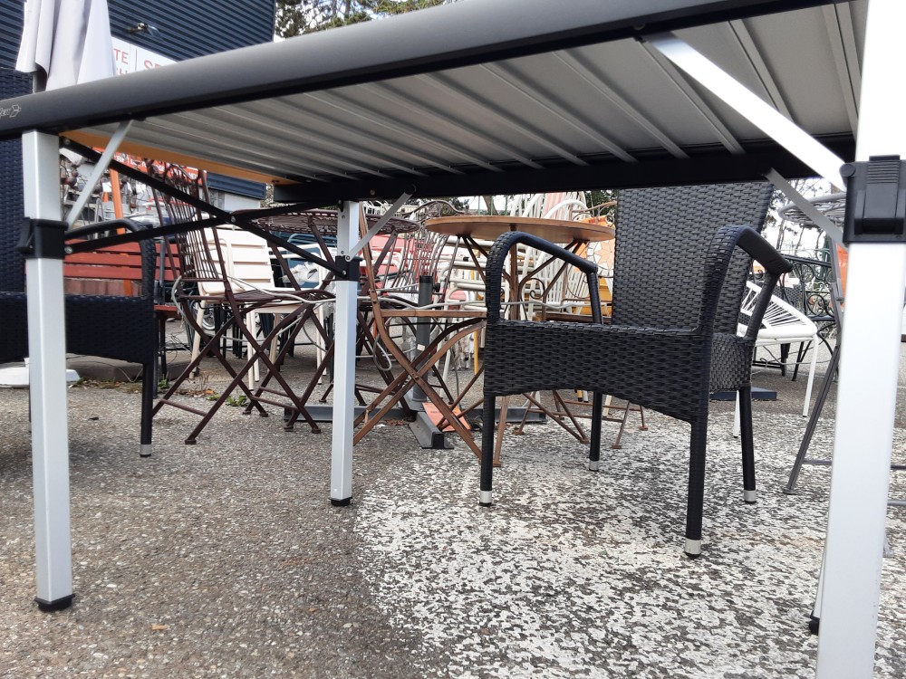 TABLE PLIANTE BICOLORE EN ALU REGLABLE EN HAUTEUR AVEC NIVEAU