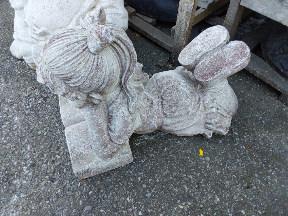 STATUE EN PIERRE RECONSTITUTÉE FILLETTE ALLONGÉE