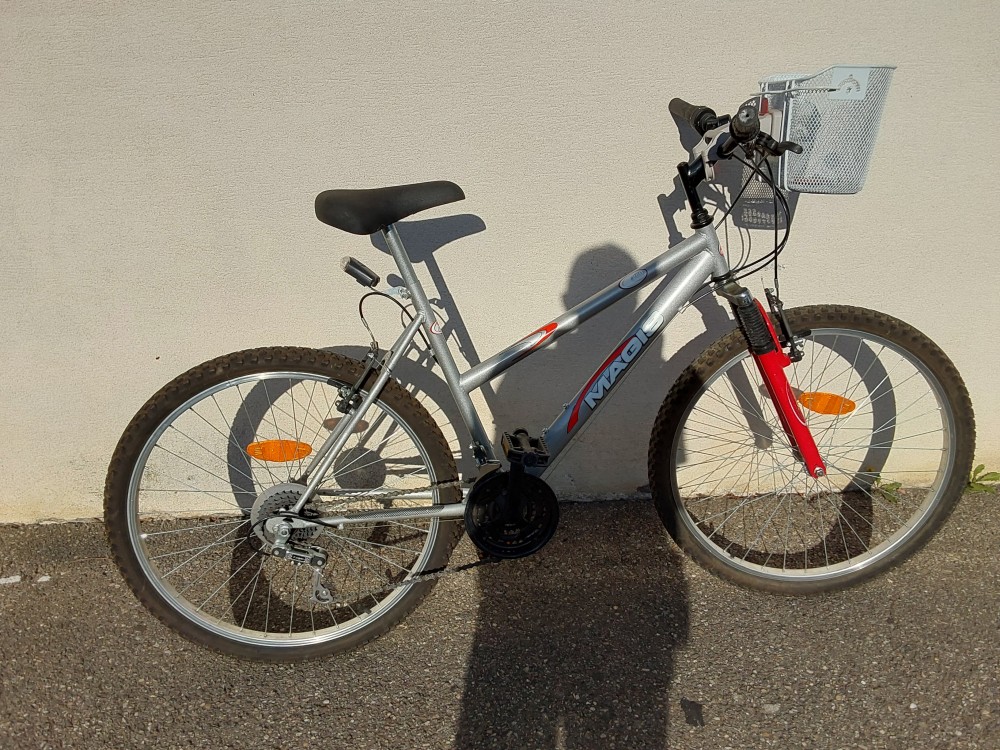 VELO VTT MAGIS GRIS ET ROUGE 26 POUCES