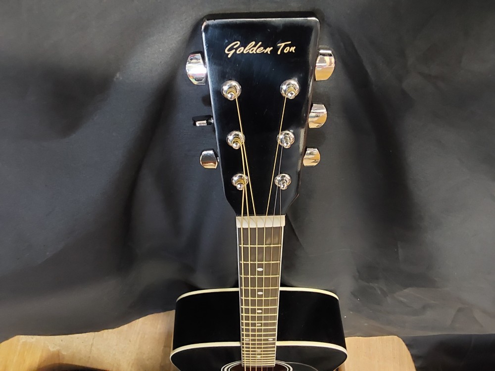 GUITARE NOIRE GOLDEN TON AVEC HOUSSE LONGUEUR 103CM