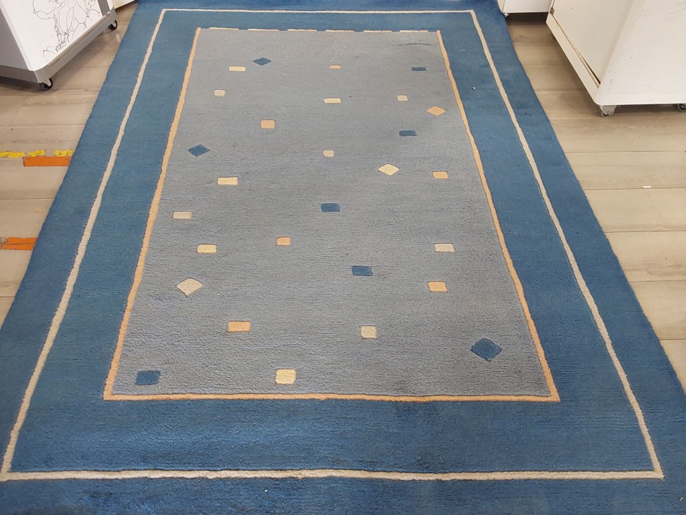 TAPIS LAINE FAIT MAIN. COLORIS BLEU
