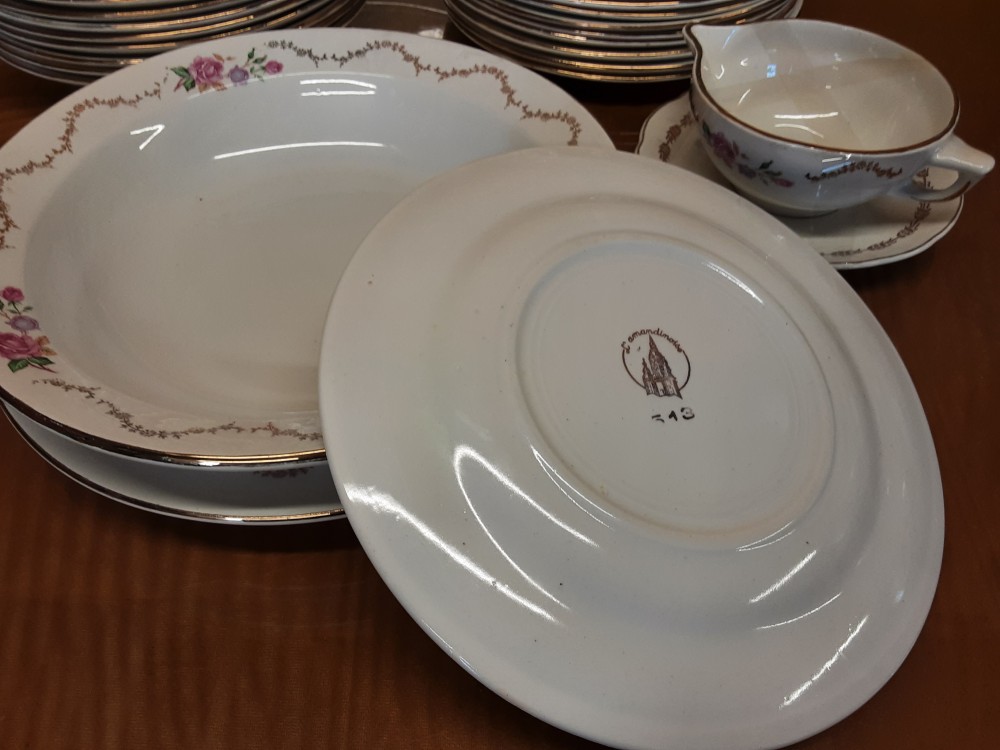 SERVICE EN PORCELAINE DECOR ROSES