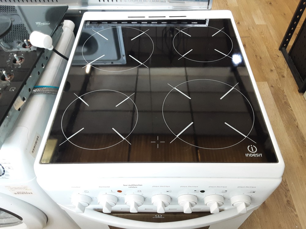 CUISINIERE VITROCERAMIQUE FOUR CATALYSE INDESIT
