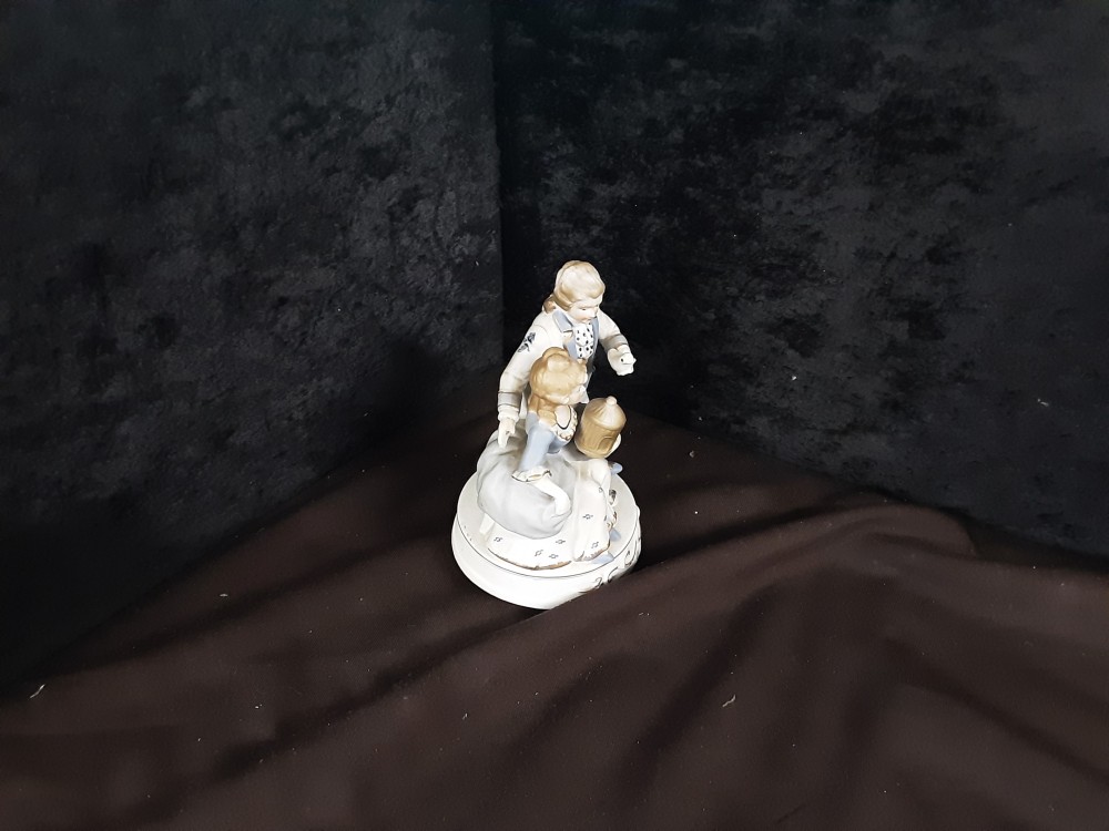 STATUETTE MUSICALE COUPLE