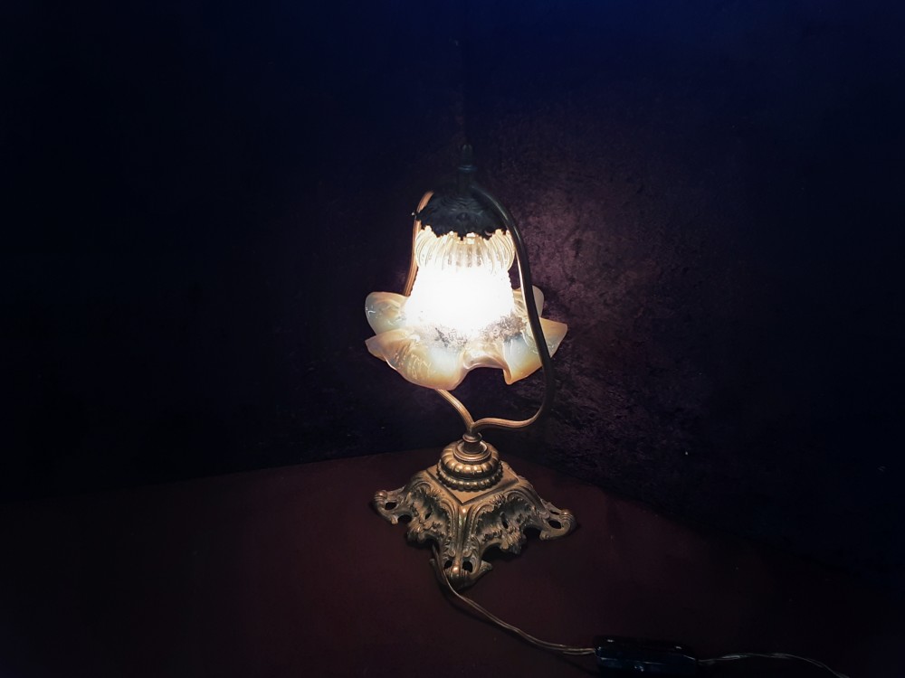 LAMPE DE CHEVET PIED MÉTAL DORÉ ABAT-JOUR TULIPE EN VERRE HAUT 32CM