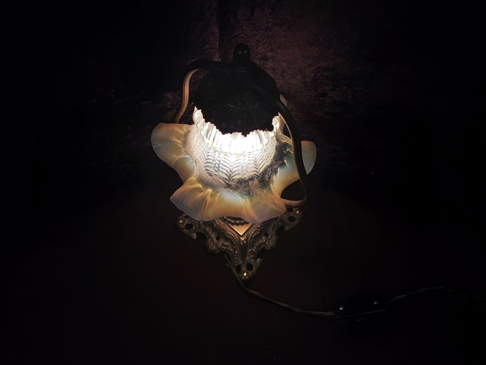 LAMPE DE CHEVET PIED MÉTAL DORÉ ABAT-JOUR TULIPE EN VERRE HAUT 32CM