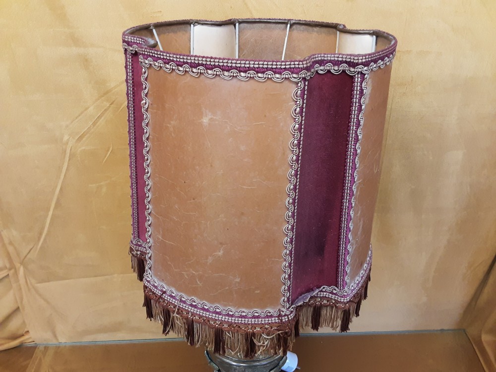 LAMPE PIED BRONZE ABAT JOUR BRUN ET ROUGE AVEC FRANGES H. 64CM