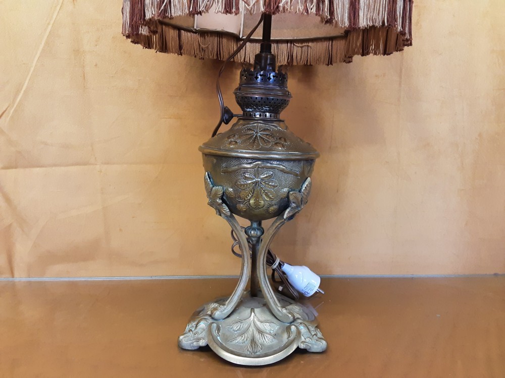 LAMPE PIED BRONZE ABAT JOUR BRUN ET ROUGE AVEC FRANGES H. 64CM