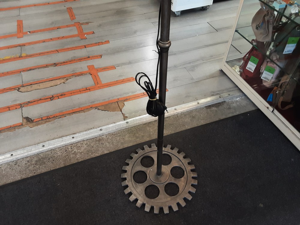 LAMPE INDUSTRIELLE AVEC MONTRE H. 185CM
