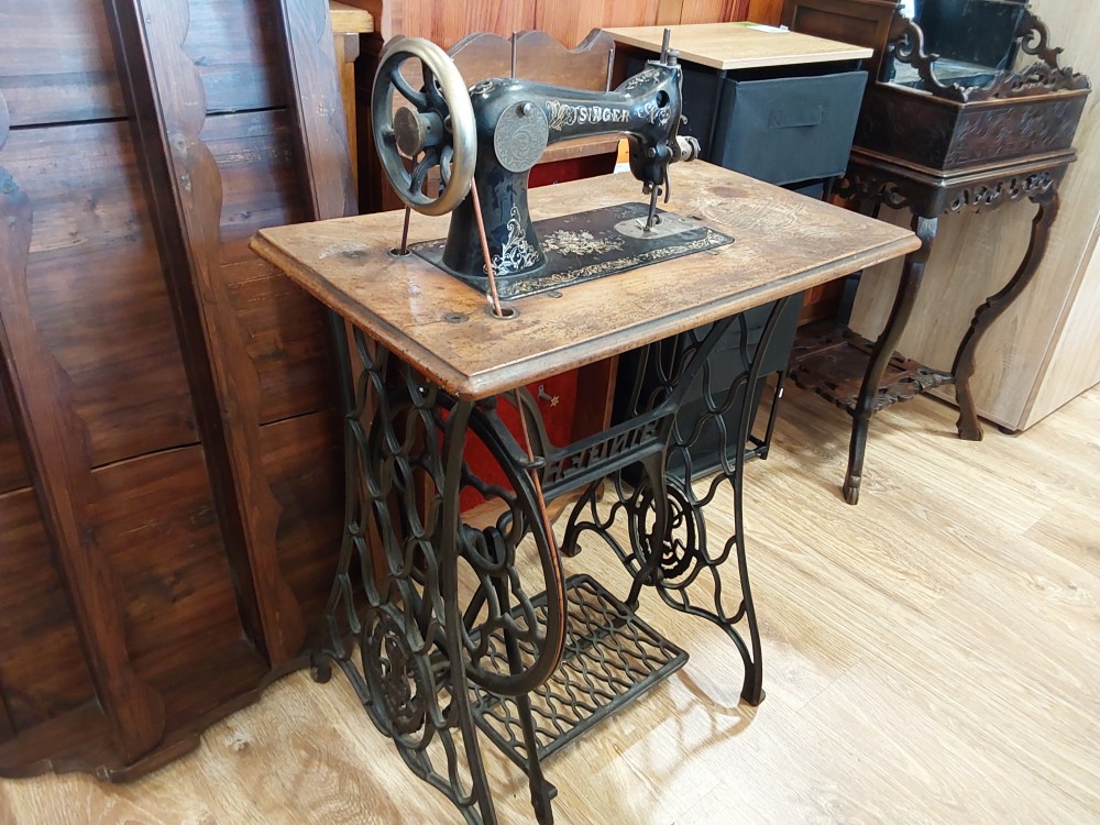MACHINE A COUDRE SINGER SUR MEUBLE PIEDS EN FONTE