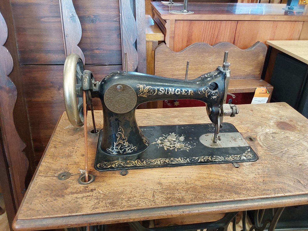 MACHINE A COUDRE SINGER SUR MEUBLE PIEDS EN FONTE