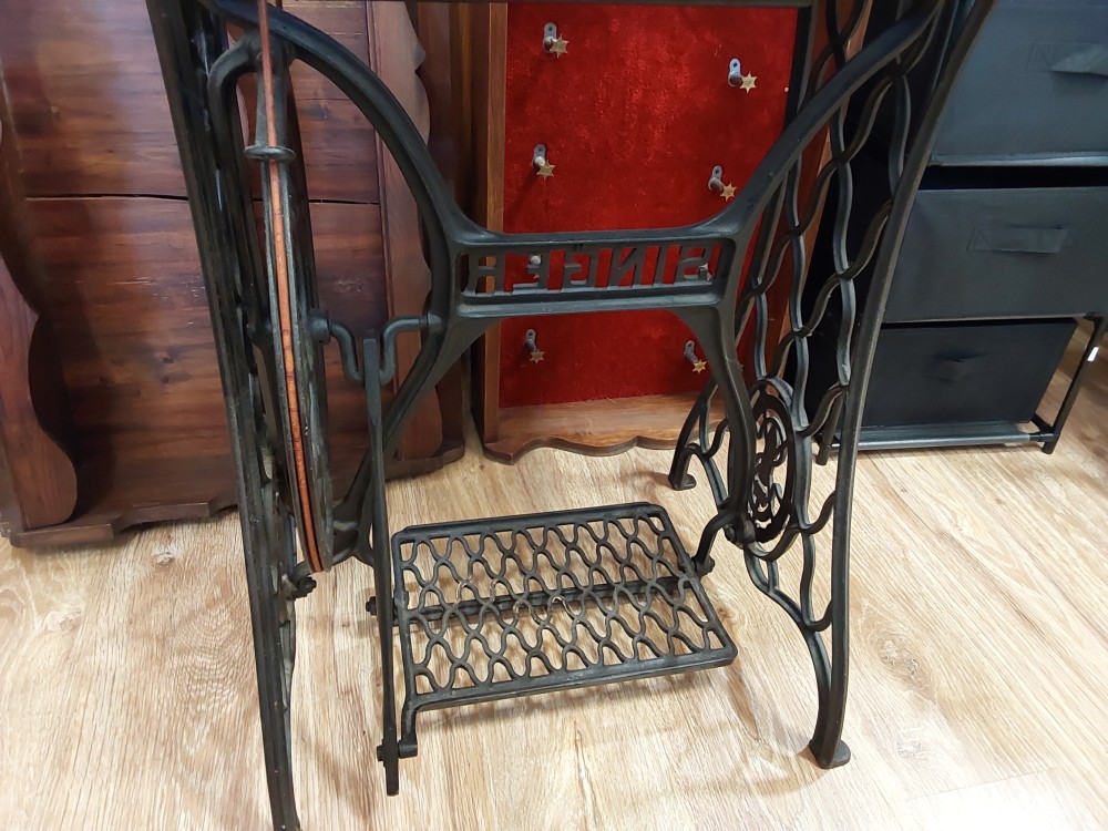 MACHINE A COUDRE SINGER SUR MEUBLE PIEDS EN FONTE